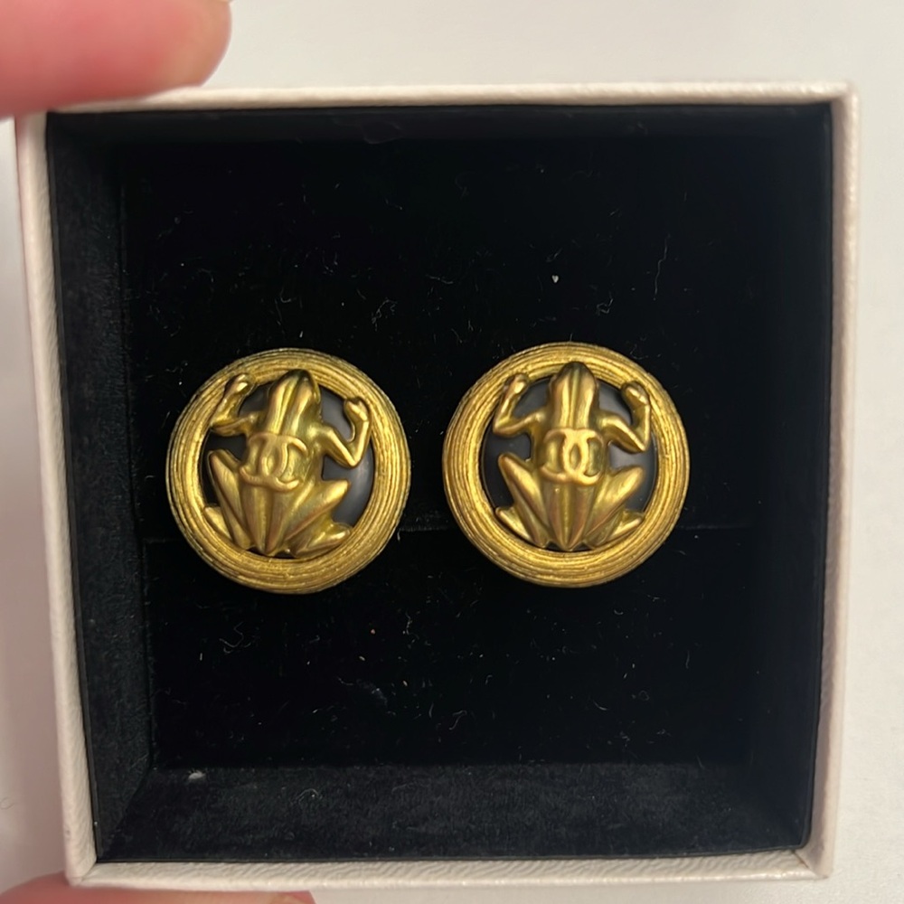 CHANEL GOLD BLACK Frog Earrings Clip ons Size 7/8” - Picture 3 of 12